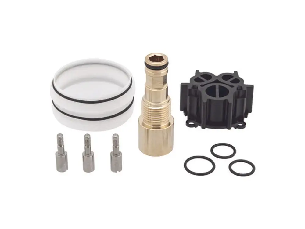 Zubehörset bestehend aus verschiedenen Bauteilen, darunter eine Metallverlängerung, O-Ringe und Dichtungen, geeignet für Ideal Standard Installationen.